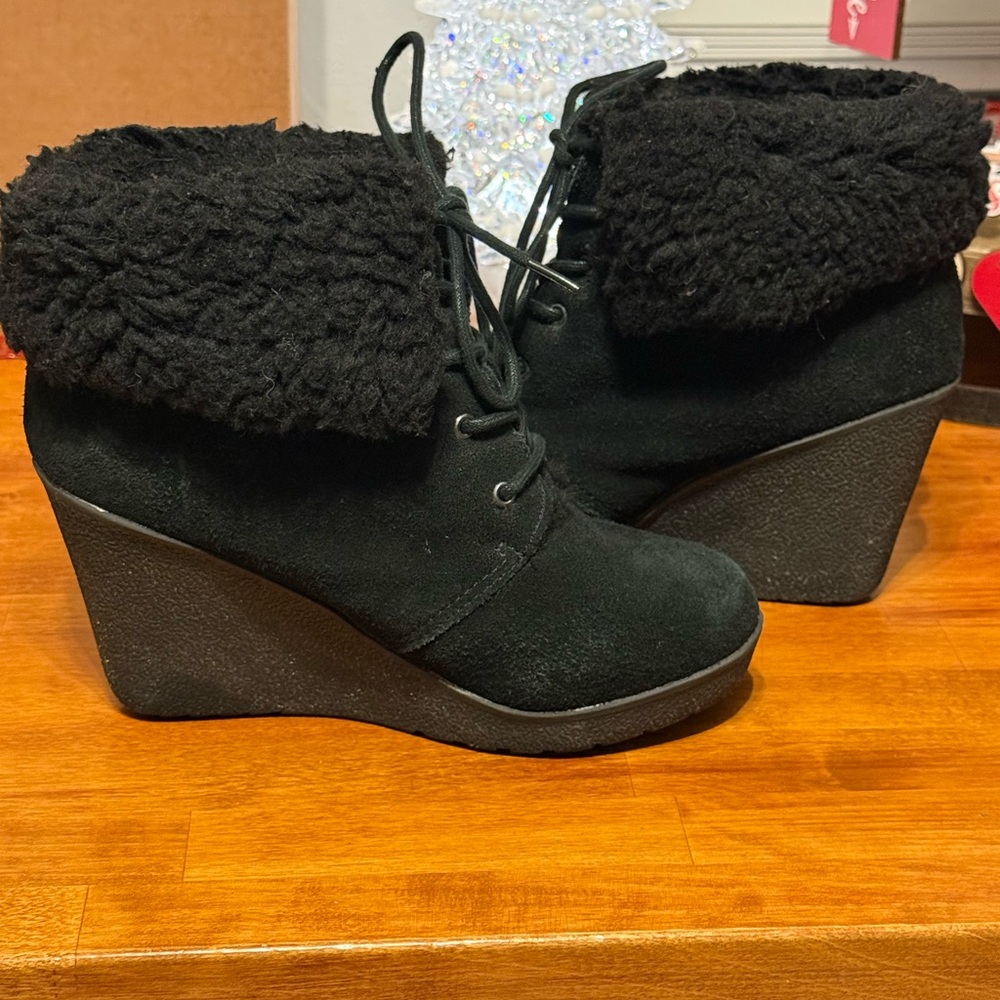 BEARPAW WEDGE BOOTS!!